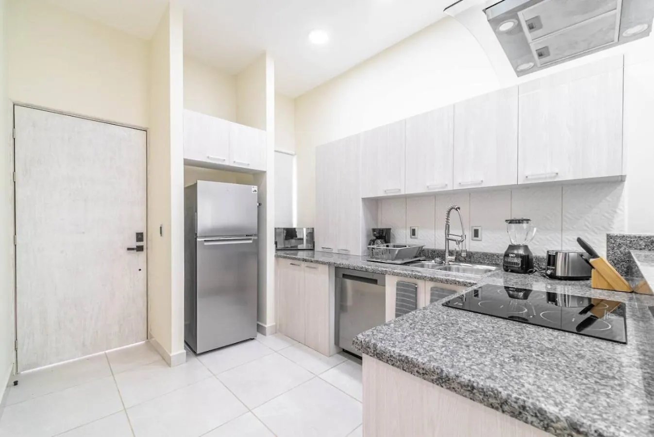 2 Bd Suite With Balcony Gym Rooftop Pool Playa del Carmen